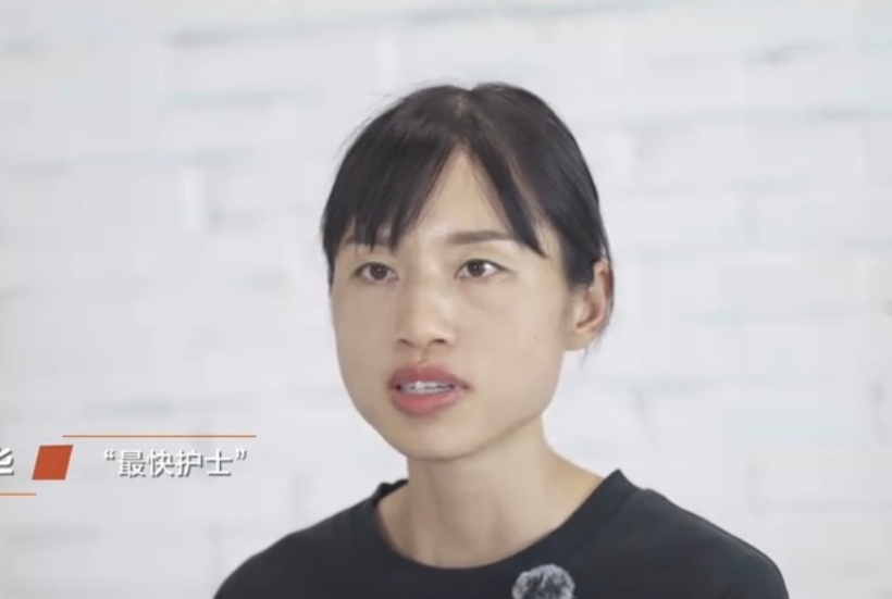她应该从医